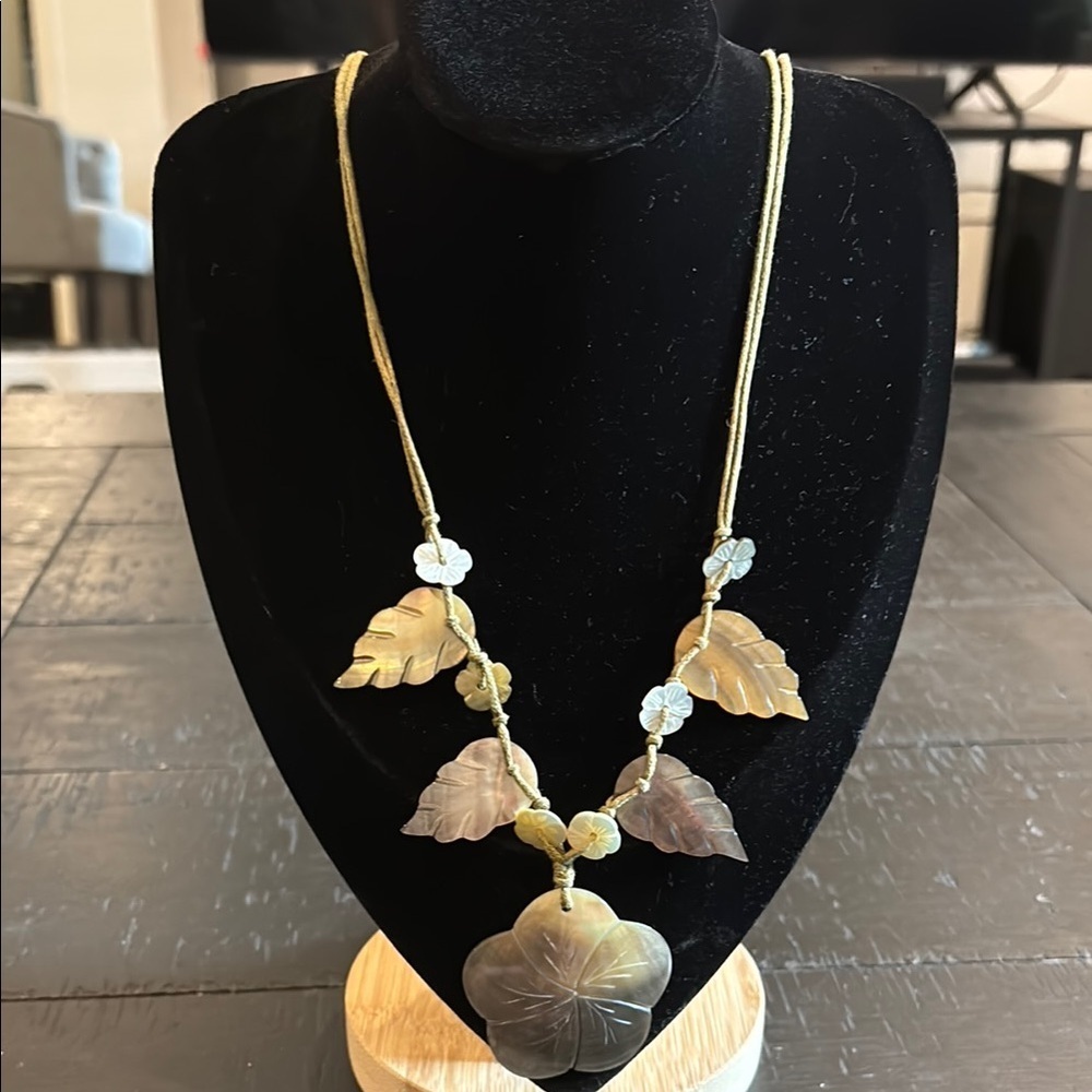 Capeze Shell Floral Knotted Beachy MOP Gold Leaf Necklace Beachy Adjustable